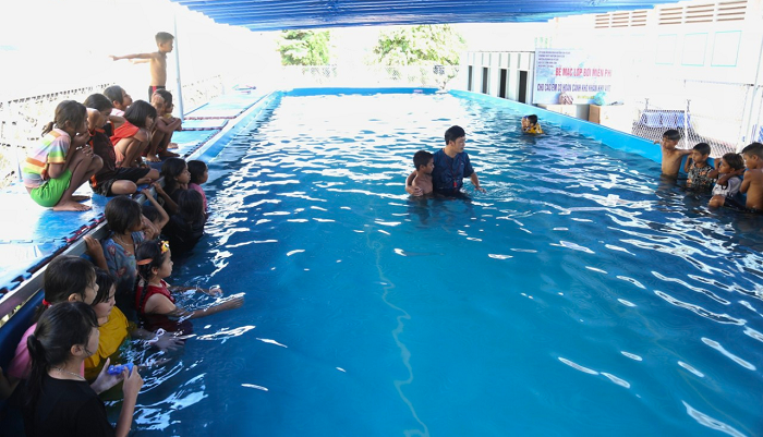 be mac lop boi mien phi cho tre em co hoan canh kho khan 1